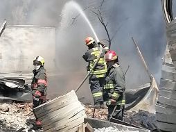 El incendio se registra en una recicladora de basura, en un área de 50 por 40 metros. ESPECIAL