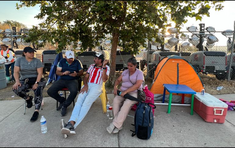 Javier Sabanero (playera de Chivas) y su familia acampan afuera del AKRON. EL INFORMADOR/A. Navarro