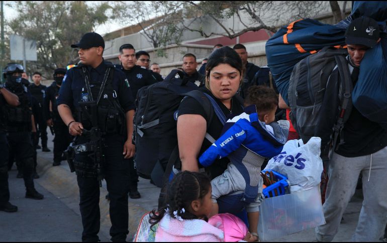 Con el apoyo de policías municipales, autoridades de Ciudad Juárez desmantelaron varias casas de campaña habilitadas como refugios por migrantes. SUN