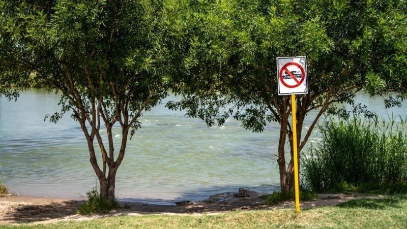 Señal de prohibido nadar en el rio Bravo por el sector de Piedras Negras. GETTY IMAGES