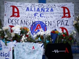 La tragedia ocurrió el sábado por la noche, pocos minutos después de iniciado el partido de vuelta entre Alianza y FAS por los cuartos de final de la liga salvadoreña. EFE / R. Sura