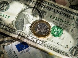 El euro baja 0.3% frente al billete verde, mientras la libra pierde 0.2 por ciento. AFP / ARCHIVO