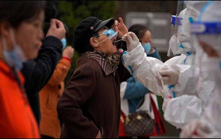 China se prepara para una nueva ola de infecciones por que podría alcanzar los 65 millones de casos a la semana para cuando el aumento alcance su punto máximo a fines de junio. AP / ARCHIVO