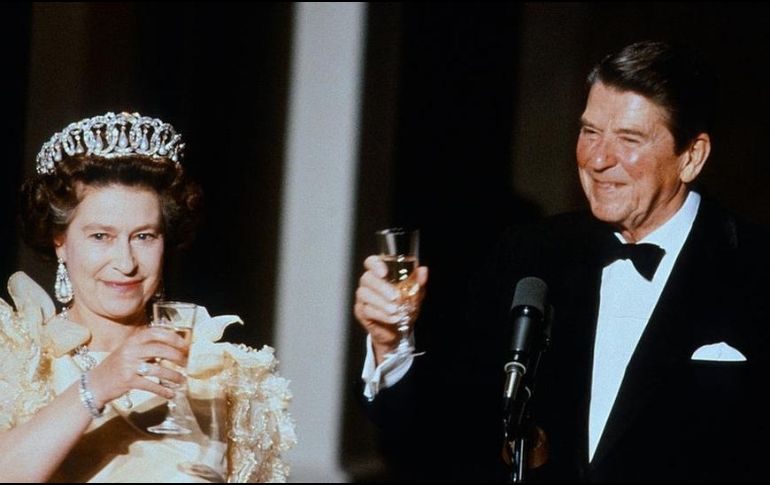 La reina Isabel II y Ronald Reagan en un banquete en San Francisco en 1983. GETTY IMAGES