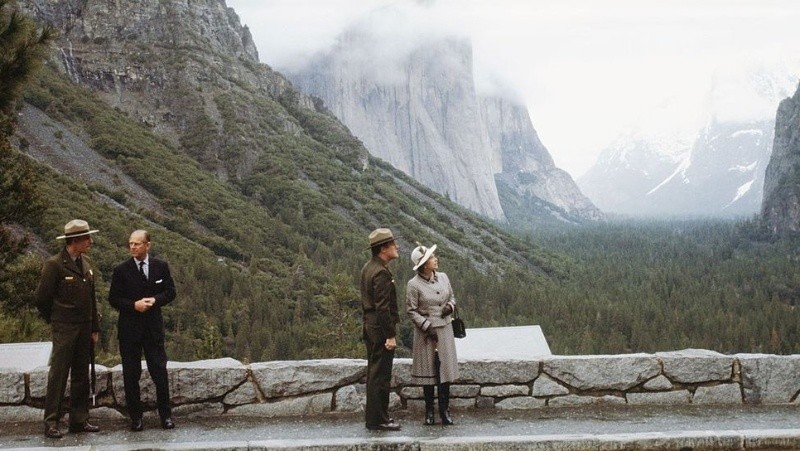 La reina Isabel II y el príncipe Felipe hablando con los guardaparques nacionales durante la visita a Yosemite. GETTY IMAGES