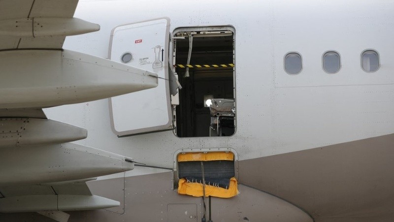 Así quedó la puerta de la aeronave que no pudo ser cerrada debido a que el avión estaba en pleno vuelo. GETTY IMAGES