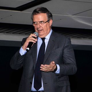 Ebrard se deslinda de pinta de bardas y espectaculares por orden del INE