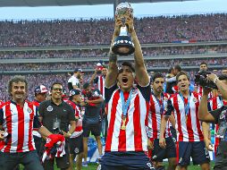 Alan Pulido en festejo con el trofeo de campeón, durante el partido de vuelta de la Final del Clausura 2017. IMAGO 7