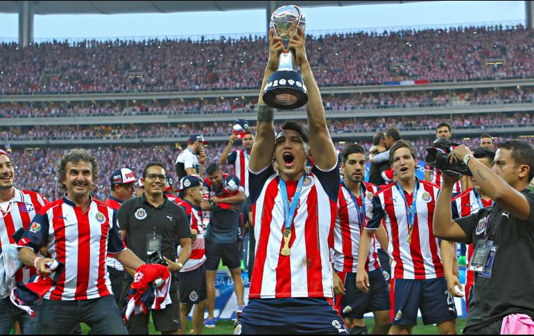 Alan Pulido en festejo con el trofeo de campeón, durante el partido de vuelta de la Final del Clausura 2017. IMAGO 7