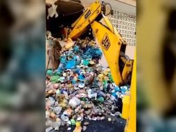 Vista de las toneladas de basura que autoridades municipales debieron sacar del departamento antes de clausurarlo. ESPECIAL