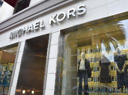 Palacio de Hierro oferta bolso cruzado de la marca Michael Kors por casi 4 mil pesos. AP