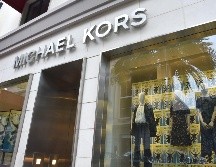 Palacio de Hierro oferta bolso cruzado de la marca Michael Kors por casi 4 mil pesos. AP