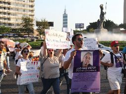 La manifestación de familiares y amigos de los cinco jóvenes desaparecidos arrancó en la glorieta Minerva y terminó en Casa Jalisco, donde los inconformes exigieron su localización con vida. EL INFORMADOR/A. Camacho