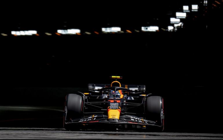 El accidente de Checo Pérez obligó a que apareciera la bandera roja en la pista de Montecarlo. EFE / C. Bruna