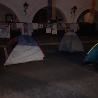 Montan guardia afuera de Casa Jalisco por desaparición de 7 jóvenes