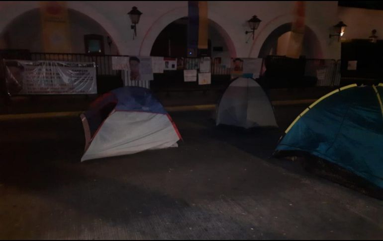 Alrededor de 30 personas se encuentran afuera de Casa Jalisco. ESPECIAL/Beatriz Robles
