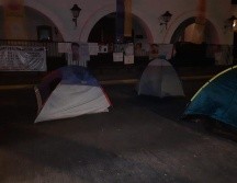 Alrededor de 30 personas se encuentran afuera de Casa Jalisco. ESPECIAL/Beatriz Robles