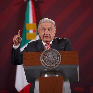 López Obrador cobra pensión de adultos mayores