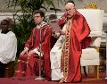 Tras superar un cuadro de fiebre, y ataviado de rojo como indica la fecha, el Papa Francisco celebró la misa de Pentecostés. AP/A. Medichini