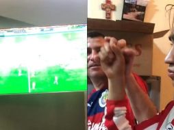 Un joven aficionado a las Chivas le traduce a su tío sordociego el partido. ESPECIAL