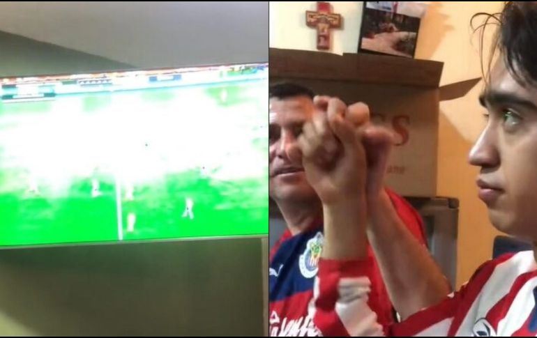 Un joven aficionado a las Chivas le traduce a su tío sordociego el partido. ESPECIAL