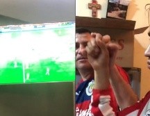 Un joven aficionado a las Chivas le traduce a su tío sordociego el partido. ESPECIAL