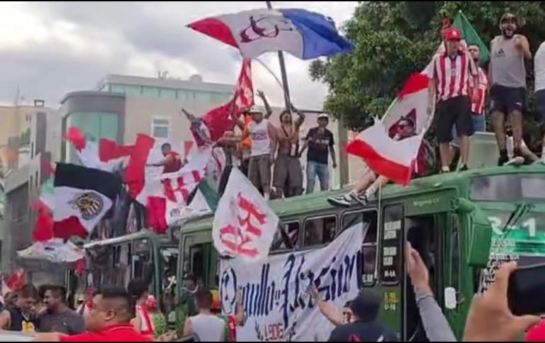 Aficionados del Guadalajara pintaron las calles de color rojiblanco. ESPECIAL