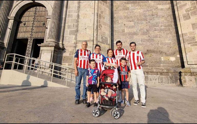 En familia, además de esperar una victoria, también desean compartir un nuevo campeonato con su familia y poder asistir a La Minerva para festejar. EL INFORMADOR / A. García