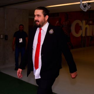 Amaury Vergara reparte firmas y camisetas en el Estadio AKRON (VIDEO)