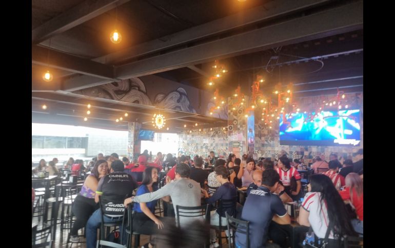 Los restaurantes y bares de la ciudad principalmente de la zona de Chapultepec, López Mateos Sur y Providencia lucen abarrotados esta tarde por el partido entre Chivas y Tigres. EL INFORMADOR / J. Velazco