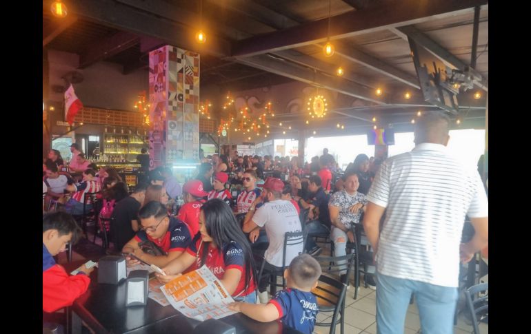 Los restaurantes y bares de la ciudad principalmente de la zona de Chapultepec, López Mateos Sur y Providencia lucen abarrotados esta tarde por el partido entre Chivas y Tigres. EL INFORMADOR / J. Velazco