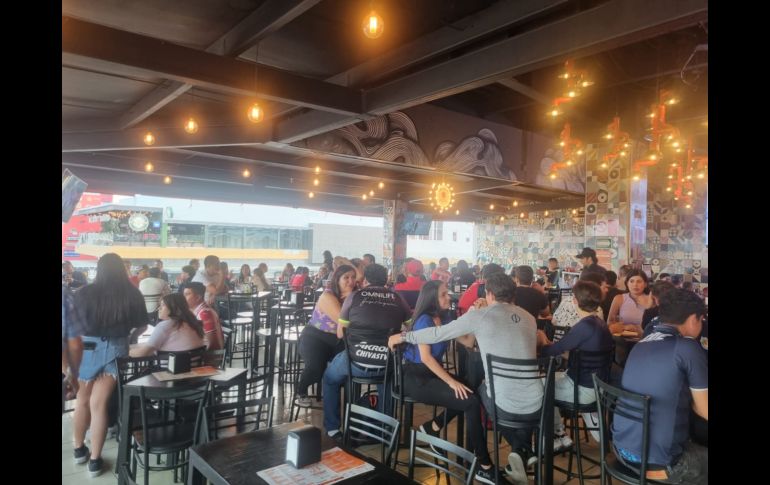 Los restaurantes y bares de la ciudad principalmente de la zona de Chapultepec, López Mateos Sur y Providencia lucen abarrotados esta tarde por el partido entre Chivas y Tigres. EL INFORMADOR / J. Velazco