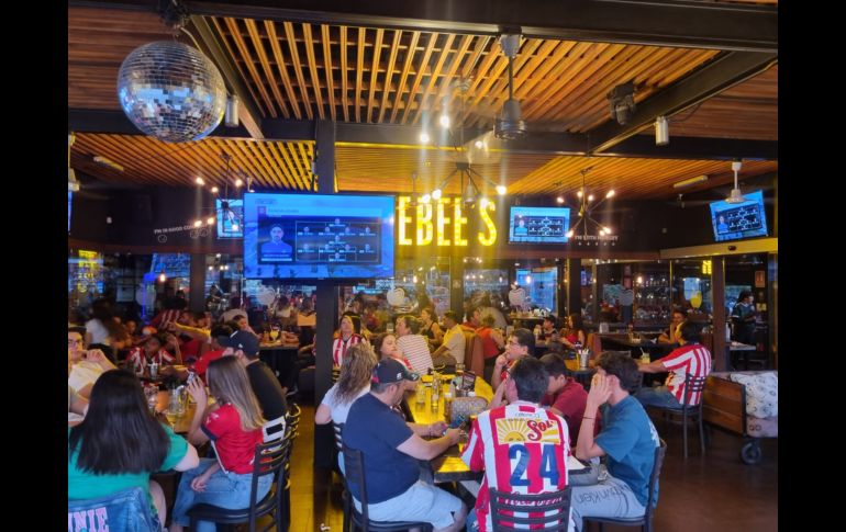Los restaurantes y bares de la ciudad principalmente de la zona de Chapultepec, López Mateos Sur y Providencia lucen abarrotados esta tarde por el partido entre Chivas y Tigres. EL INFORMADOR / J. Velazco