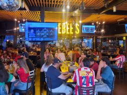 Los restaurantes y bares de la ciudad principalmente de la zona de Chapultepec, López Mateos Sur y Providencia lucen abarrotados esta tarde por el partido entre Chivas y Tigres. EL INFORMADOR / J. Velazco