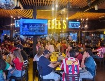 Los restaurantes y bares de la ciudad principalmente de la zona de Chapultepec, López Mateos Sur y Providencia lucen abarrotados esta tarde por el partido entre Chivas y Tigres. EL INFORMADOR / J. Velazco