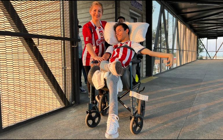 Daniel Robles Haro, joven con discapacidad, y su madre Maura Haro, acudieron al Akron a ver el partido de Chivas vs Tigres. EL INFORMADOR/ A. Navarro