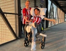 Daniel Robles Haro, joven con discapacidad, y su madre Maura Haro, acudieron al Akron a ver el partido de Chivas vs Tigres. EL INFORMADOR/ A. Navarro