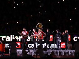 Al centro del campo, sin la necesidad de montar un gran escenario, Alta Consigna se hizo presente para unirse al unísono del estadio con las notas y letra de “Te deseo lo mejor”. EL INFORMADOR / C. Zepeda