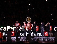 Al centro del campo, sin la necesidad de montar un gran escenario, Alta Consigna se hizo presente para unirse al unísono del estadio con las notas y letra de “Te deseo lo mejor”. EL INFORMADOR / C. Zepeda