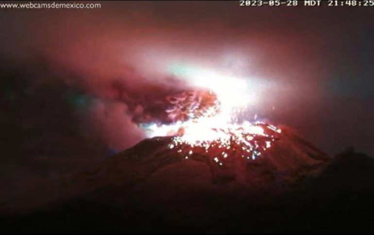 El volcán Popocatépetl expulsó bombas de lava a corta distancia. ESPECIAL