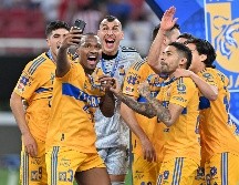 El portero argentino Nahuel Guzmán, celebra con su equipo el reciente triunfo. IMAGO7/ Etzel Espinosa