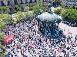 Los tapatíos que acudieron al Centro para manifestar su respaldo a la Suprema Corte de Justicia de la Nación estuvieron en la Plaza de Armas. EL INFORMADOR/ A. Navarro