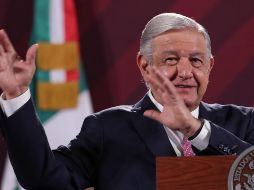 Andrés Manuel López Obrador confirma que ya recibe la pensión de adulto mayor, porque ya le corresponde, dice. EFE / S. Gutiérrez