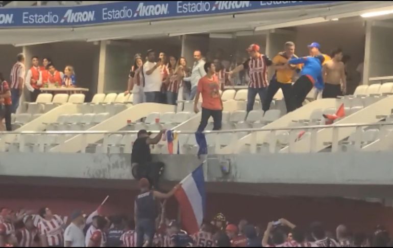 Las acciones se salieron de control justo como ocurre en uno de los videos grabados dentro del Estadio AKRON. ESPECIAL