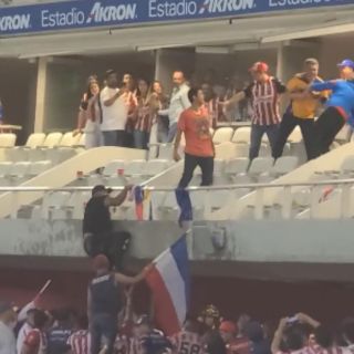 ¿Y el Fan ID? Circulan videos de riña dentro del Estadio AKRON