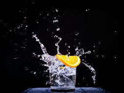 El consumo excesivo de sueros comerciales es malo para la salud y la mejor alternativa para mantenerse hidratado es consumir agua natural. ESPECIAL/Foto de Thao LEE en Unsplash