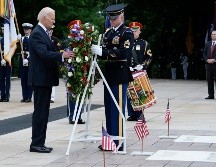 Joe Biden contempló la corona de flores, adornada con un moño de color rojo, blanco y azul, luego bajó la cabeza y comenzó a orar. AP/S. Walsh