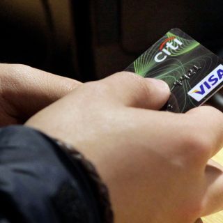 Revisa tus compras; esto cobra cada banco por pagar tarde tus tarjetas