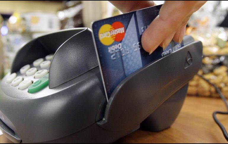 Uno de los puntos importantes a considerar es no aceptar plazos de pago de las tarjetas de crédito más largos que la vida del producto a comprar. AP / ARCHIVO