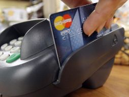 Uno de los puntos importantes a considerar es no aceptar plazos de pago de las tarjetas de crédito más largos que la vida del producto a comprar. AP / ARCHIVO
